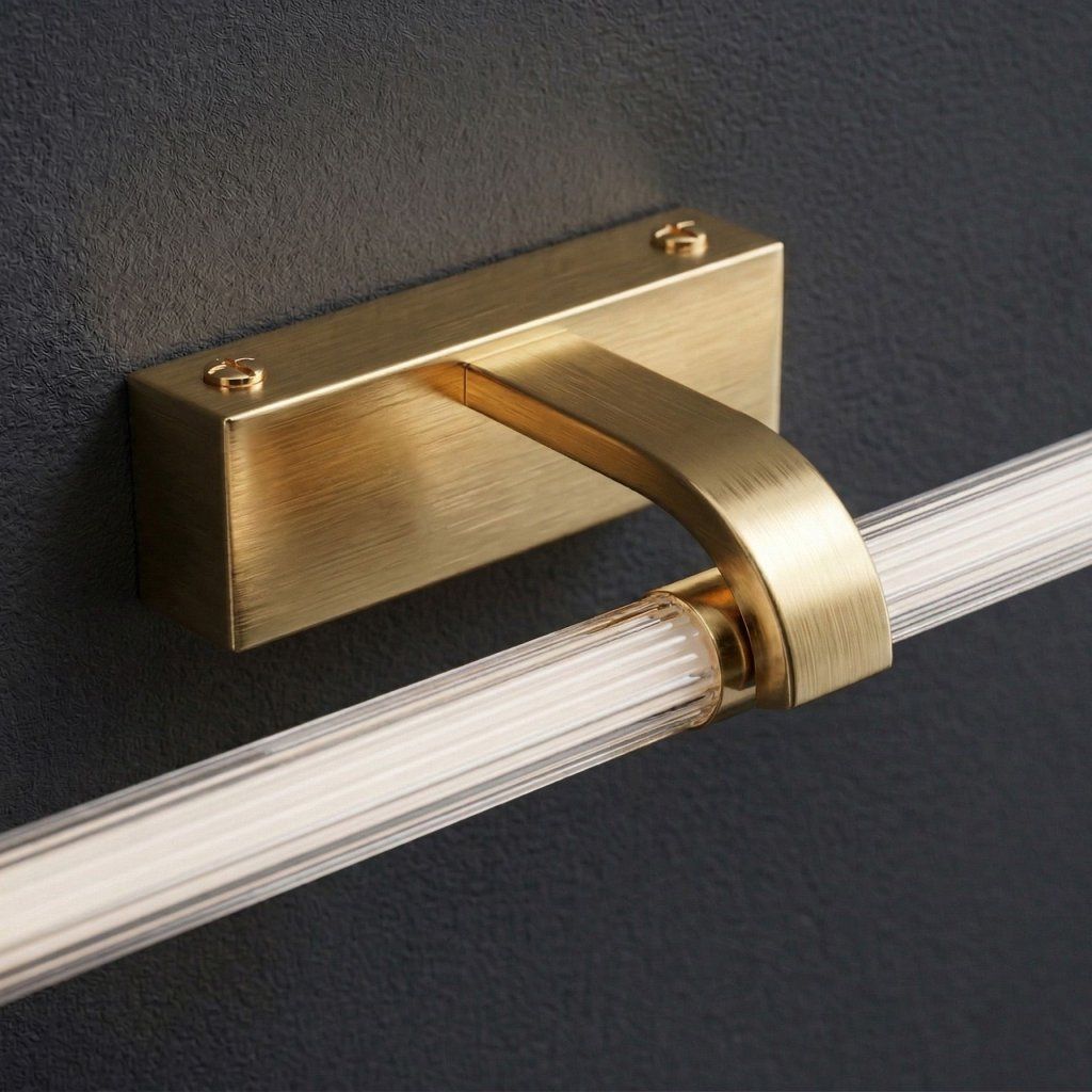 Toolight APP1885-1W – detail transparentného krytu so svietiacou LED líniou v zlatom hliníkovom ráme