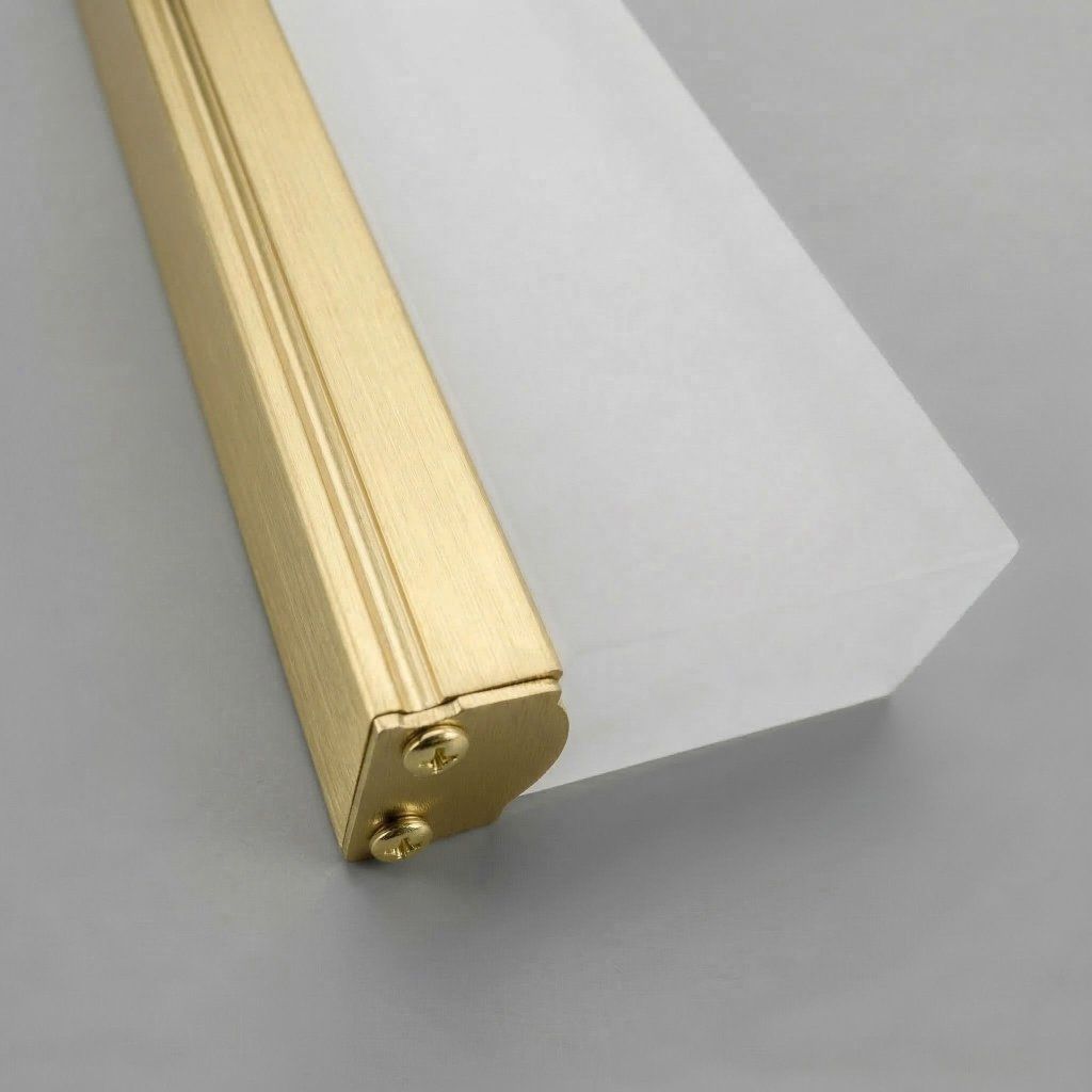 Toolight APP1853-1W – detail mliečneho lineárneho tienidla a zlatej matnej konštrukcie