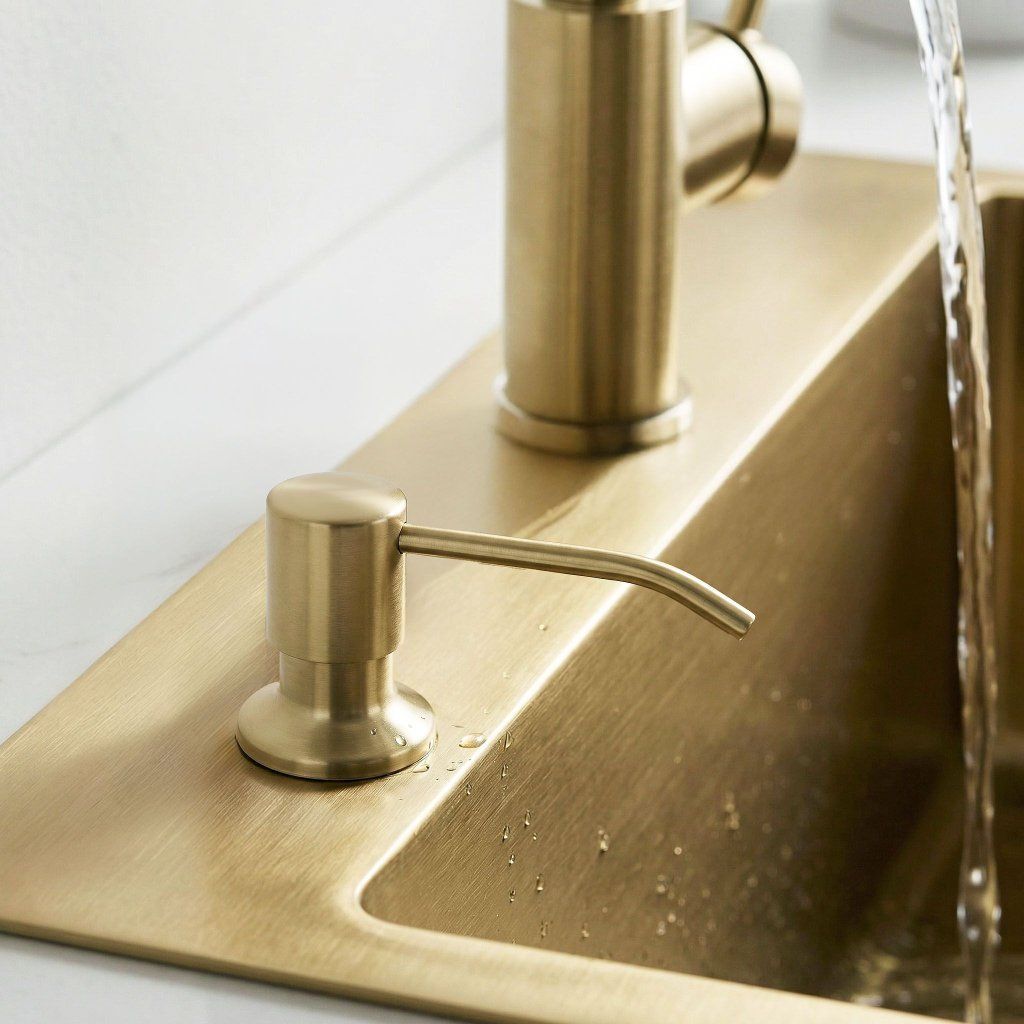 Rea Lon zlatá matná – detail kartáčovanej zlatej povrchovej úpravy pumpy dávkovača