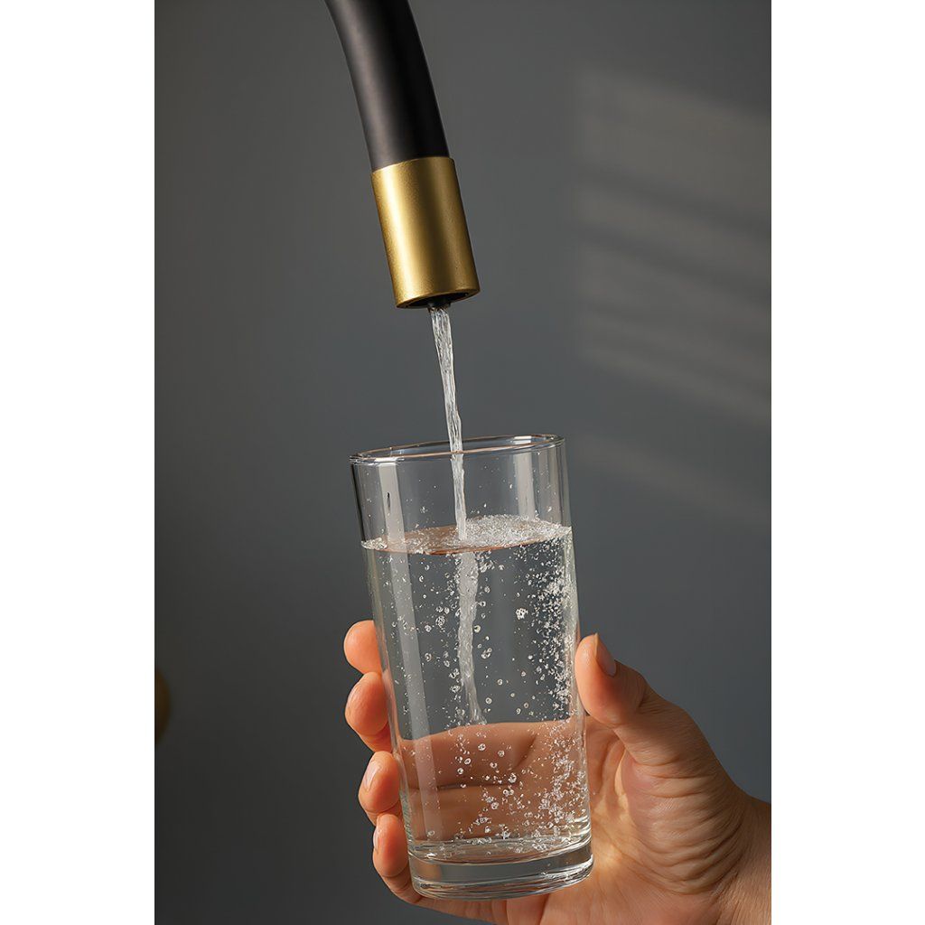 Detail keramickej kartuše Laveo Riveco flexibilný výtok brúsené zlato čierna